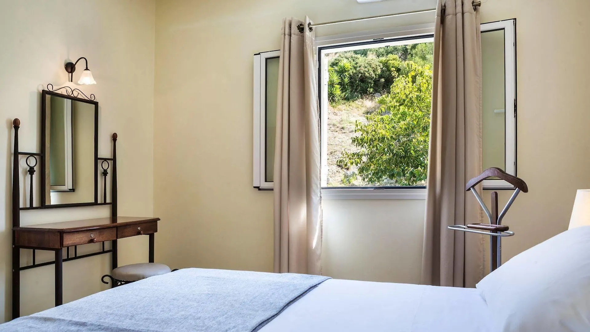 Dionysos Village Resort Lassi